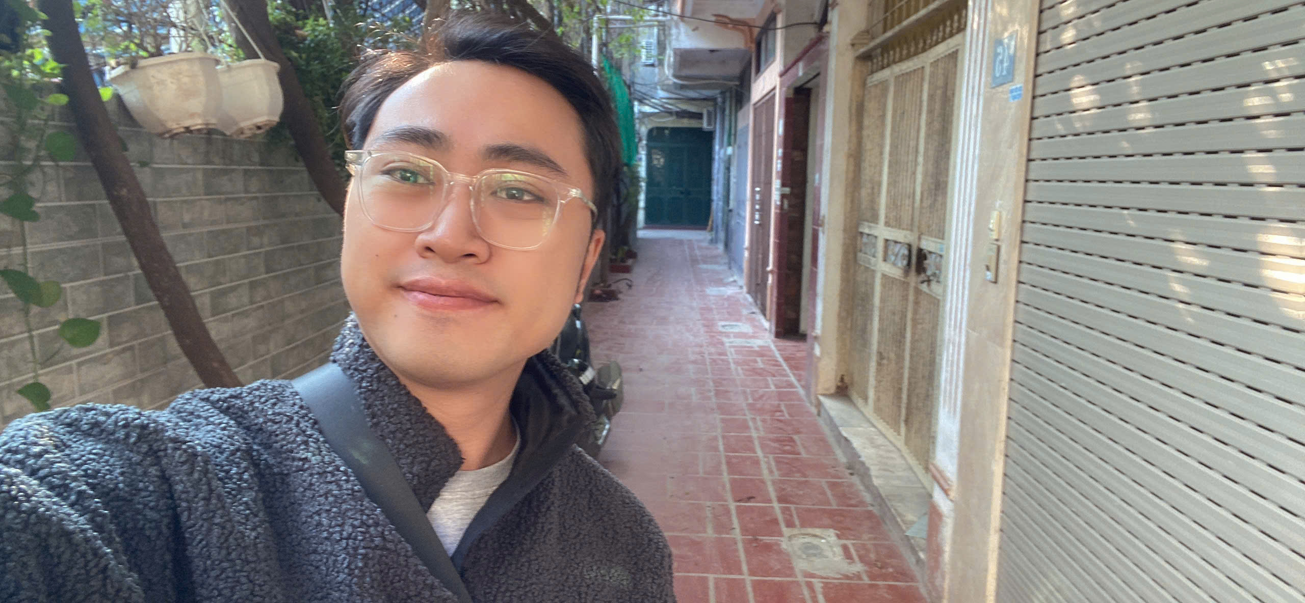 Nhà Chua Bôc view sân tennis Thuy Lơi, hót hòn họt