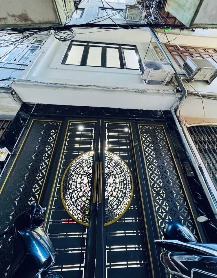 Nhà riêng 5 tầng full nội thất, sẵn sàng để ở ngay, tọa lạc tại khu vực Cầu Giấy, Hà Nội