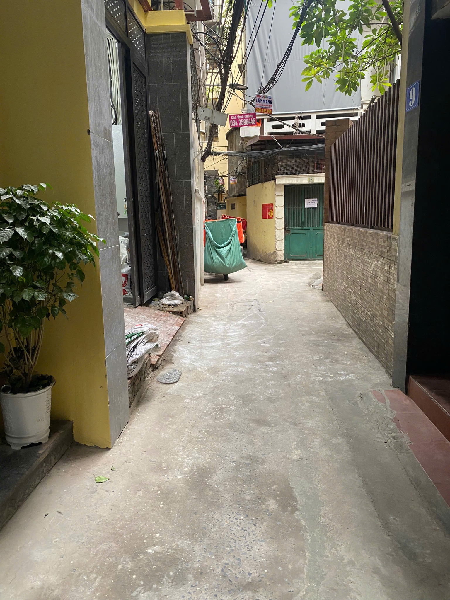 Pháo Đài Láng nhà 5 tầng xây chắc chắn, ngõ nông thoáng, sổ đỏ đẹp