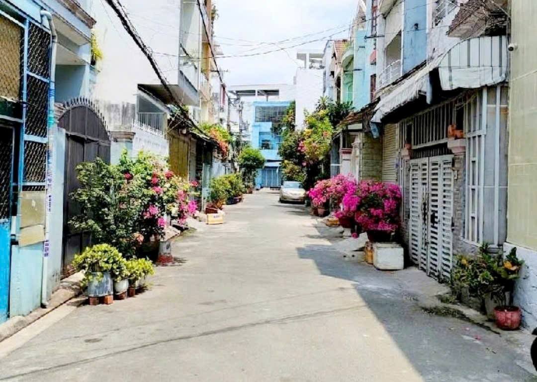 Nhà phố sở hữu vị trí đắc địa ngay gần Ủy ban Quận Tân Phú, thuận tiện di chuyển đến các khu vực lân cận