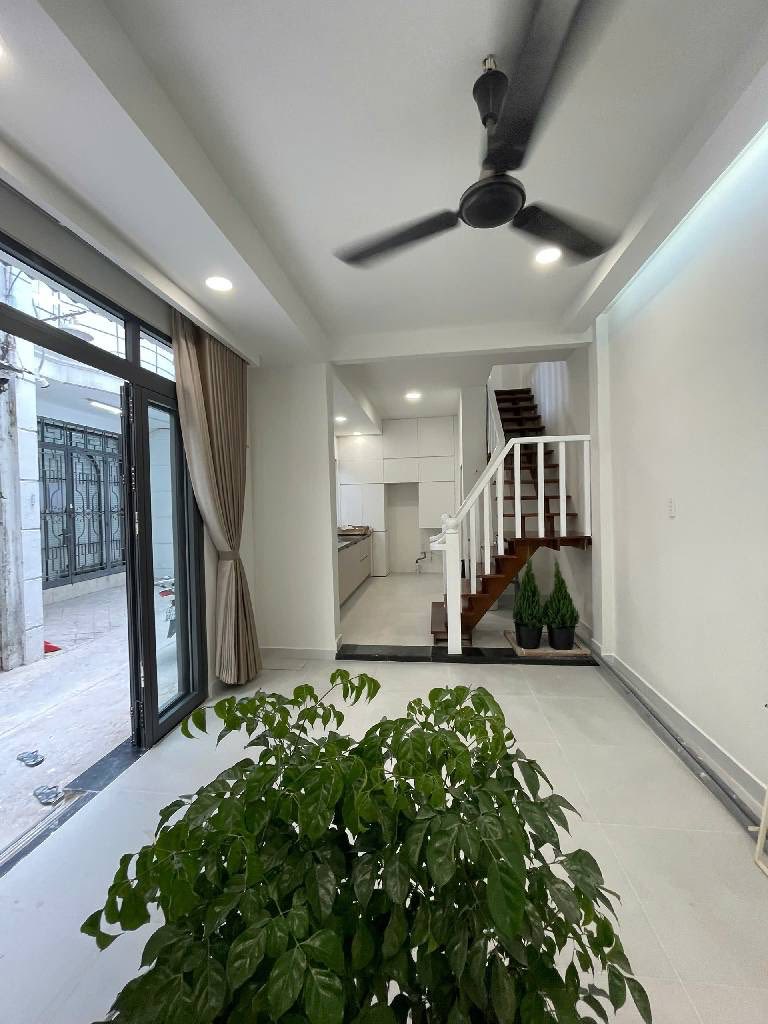 Bán nhà 2 tầng, 33,2m2, ngang 9m, hẻm thẳng, sát hẻm xe hơi, quận Tân Bình