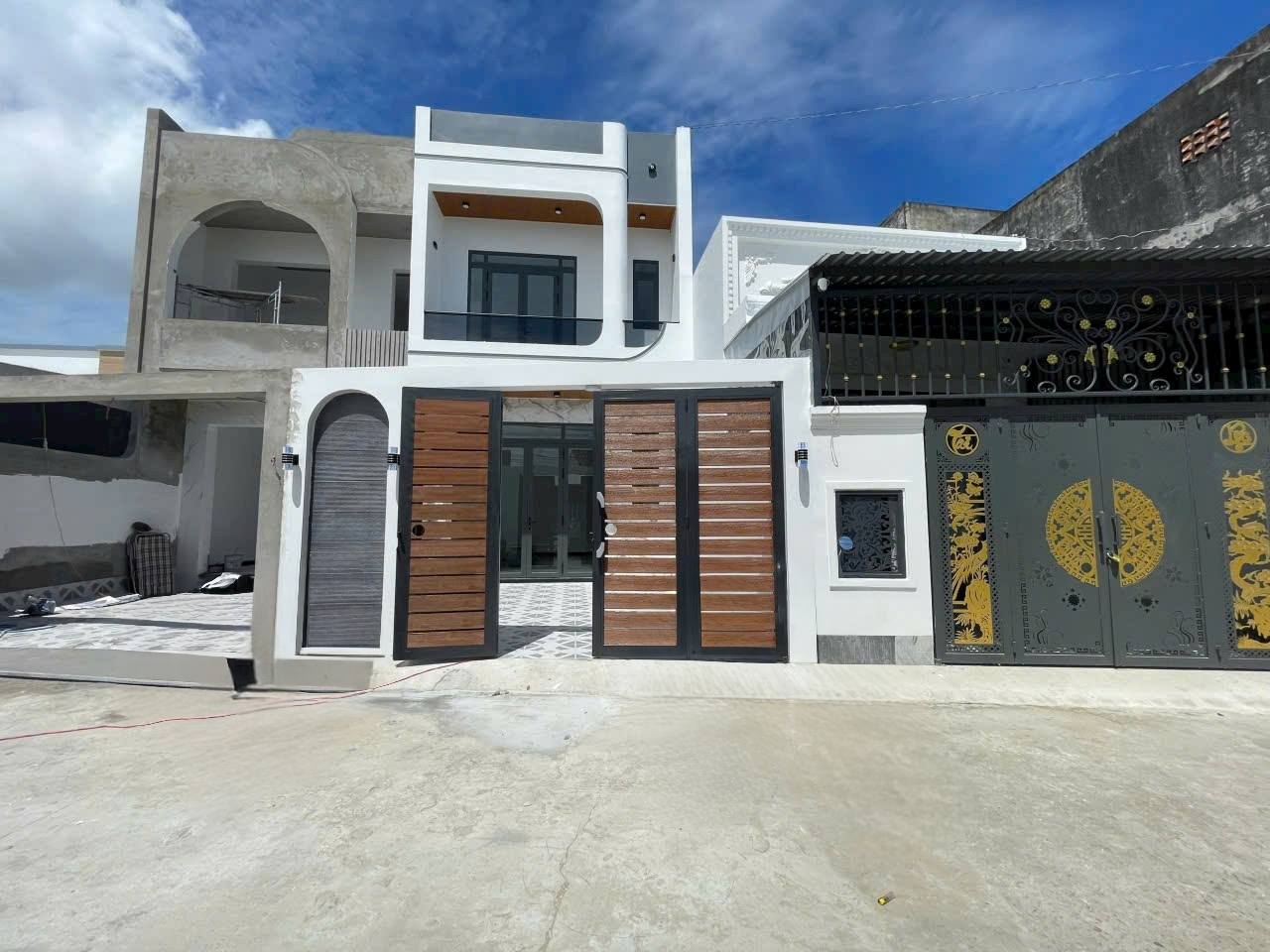 Bán nhà 1 trệt 1 lầu mới đẹp, 3 phòng ngủ, hẻm xe hơi 5.5m tại Rạch Giá