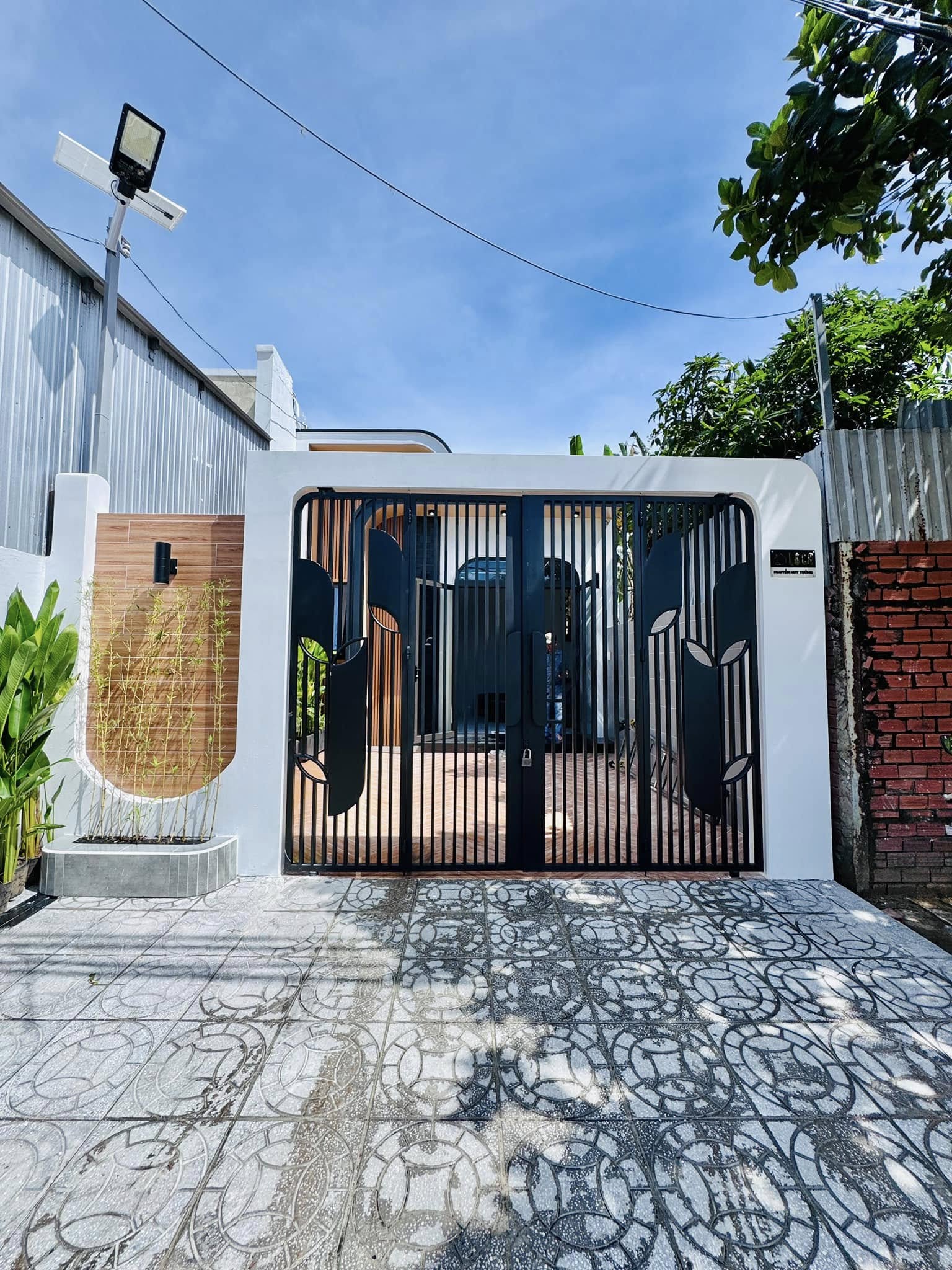 Nhà mặt tiền Nguyễn Huy Tưởng, Rạch Giá 2,19 tỷ, tặng nội thất, sân đậu ô tô