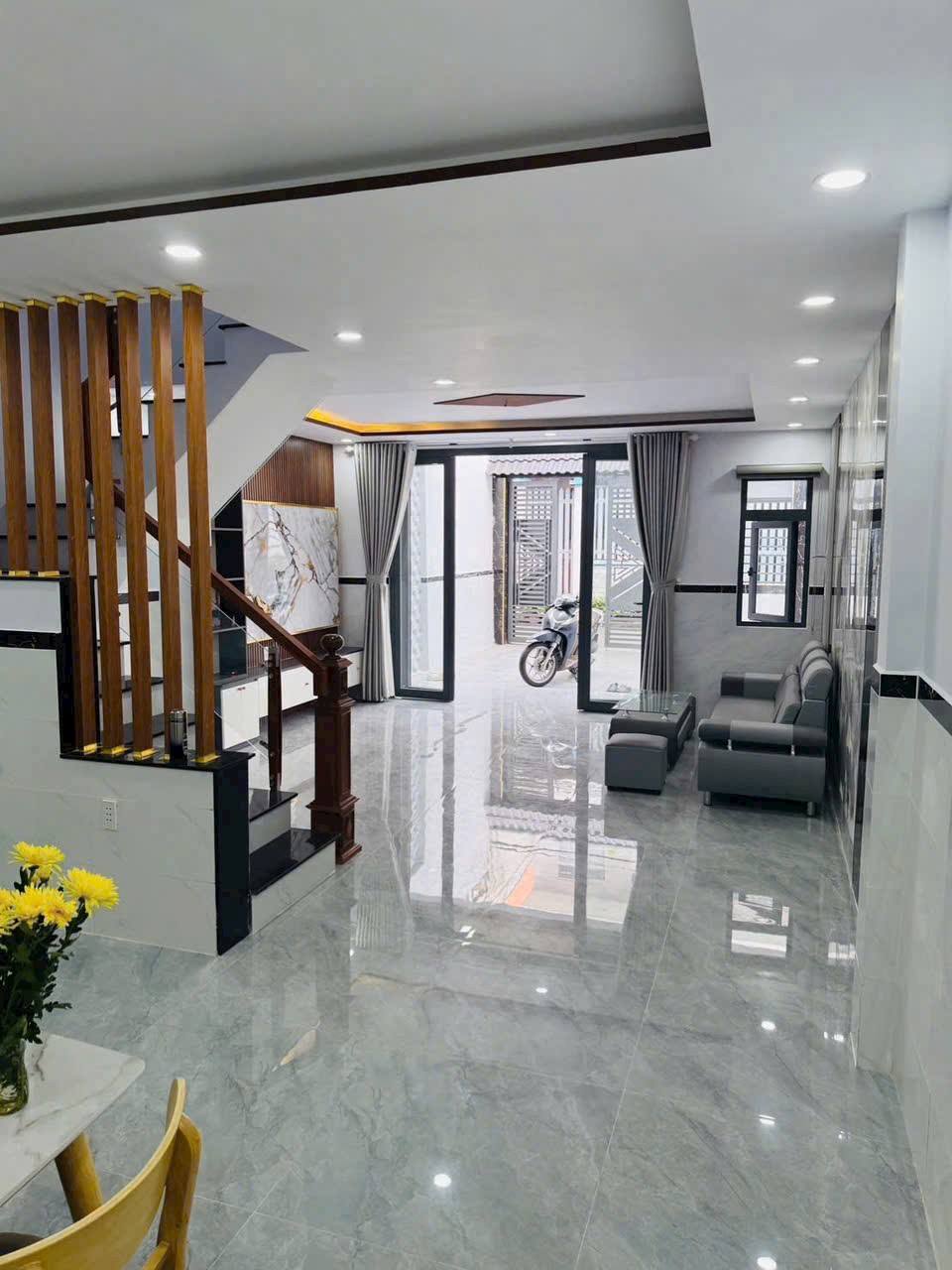 Nhà 2 tầng xinh xắn, 4 phòng ngủ, trung tâm Quận 9, giá chỉ 7.5 tỷ