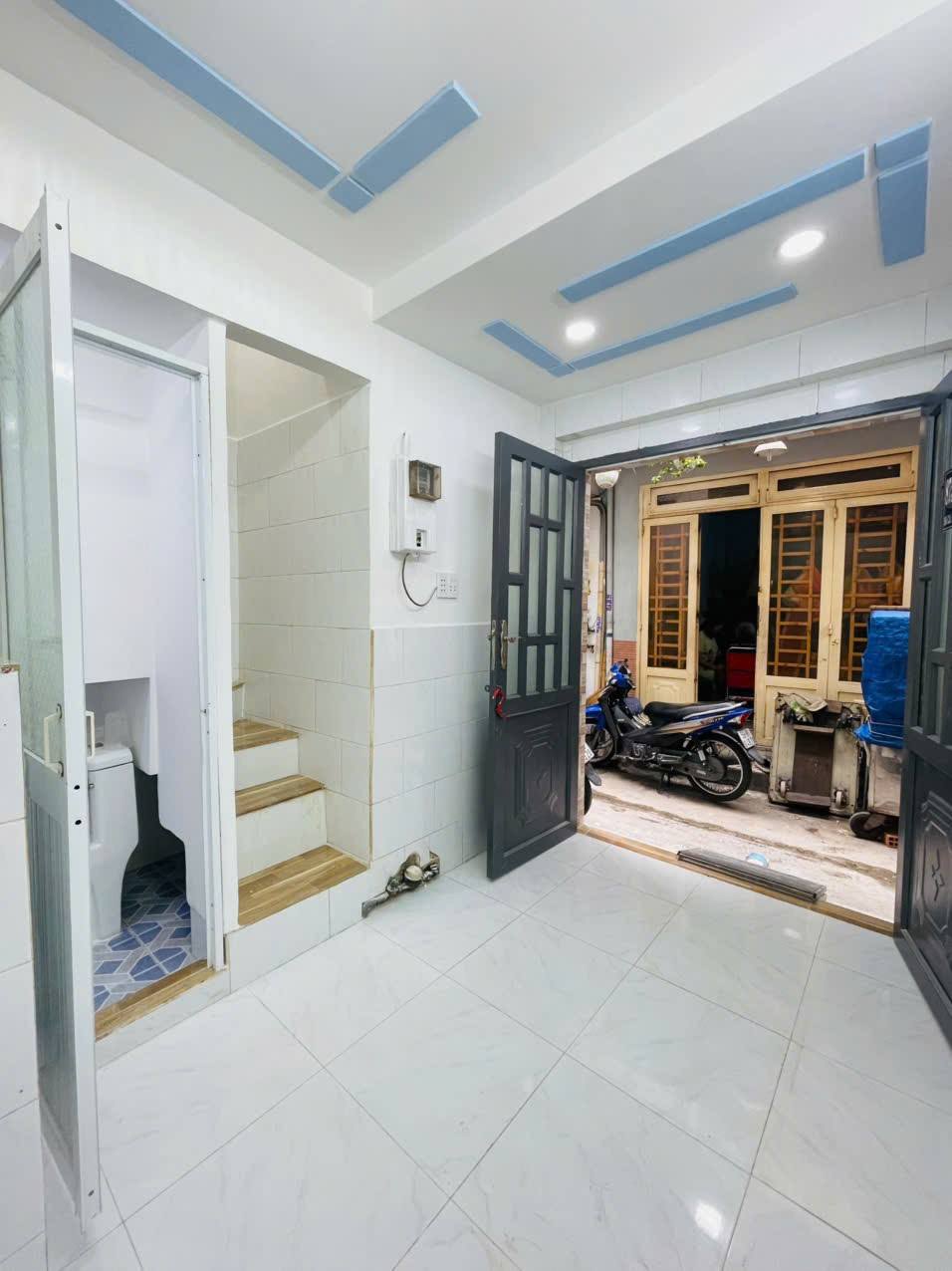 Chào bạn, mình có căn nhà nhỏ xinh nằm ở hẻm 875 đường Trần Hưng Đạo, Quận 5