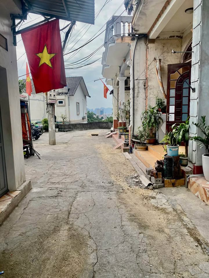 Nhà mái bằng 73m2 giá rẻ bất ngờ chỉ 1,08 tỷ tại Cẩm Phả - Ô tô đỗ cửa