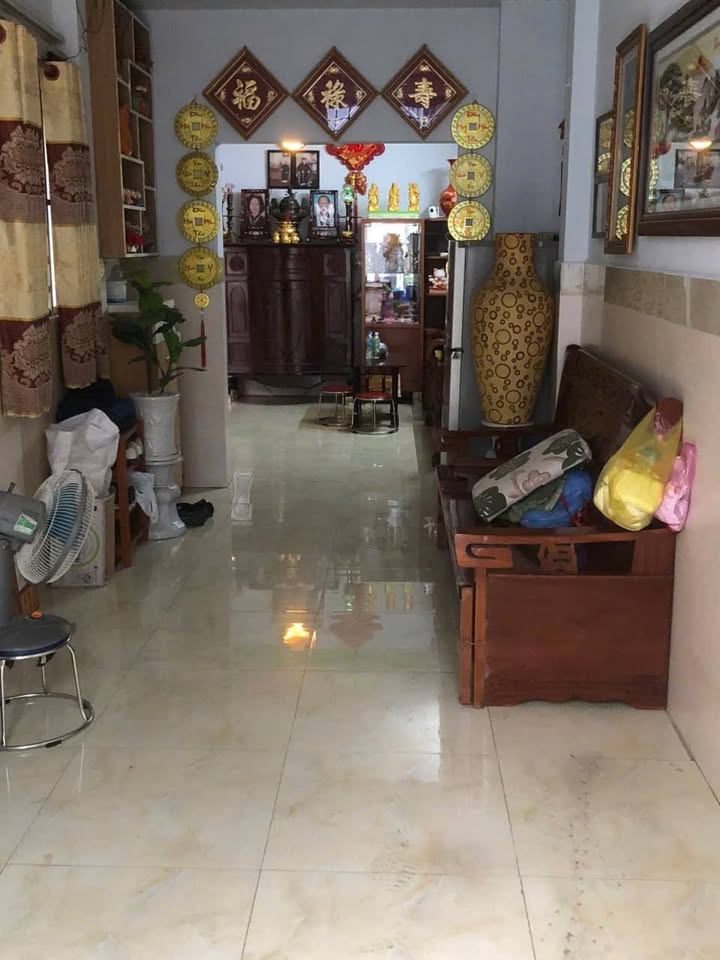 Nhà 2 tầng, 4 phòng sát Đầm Sen, nở hậu 10m, hẻm xe hơi 6m