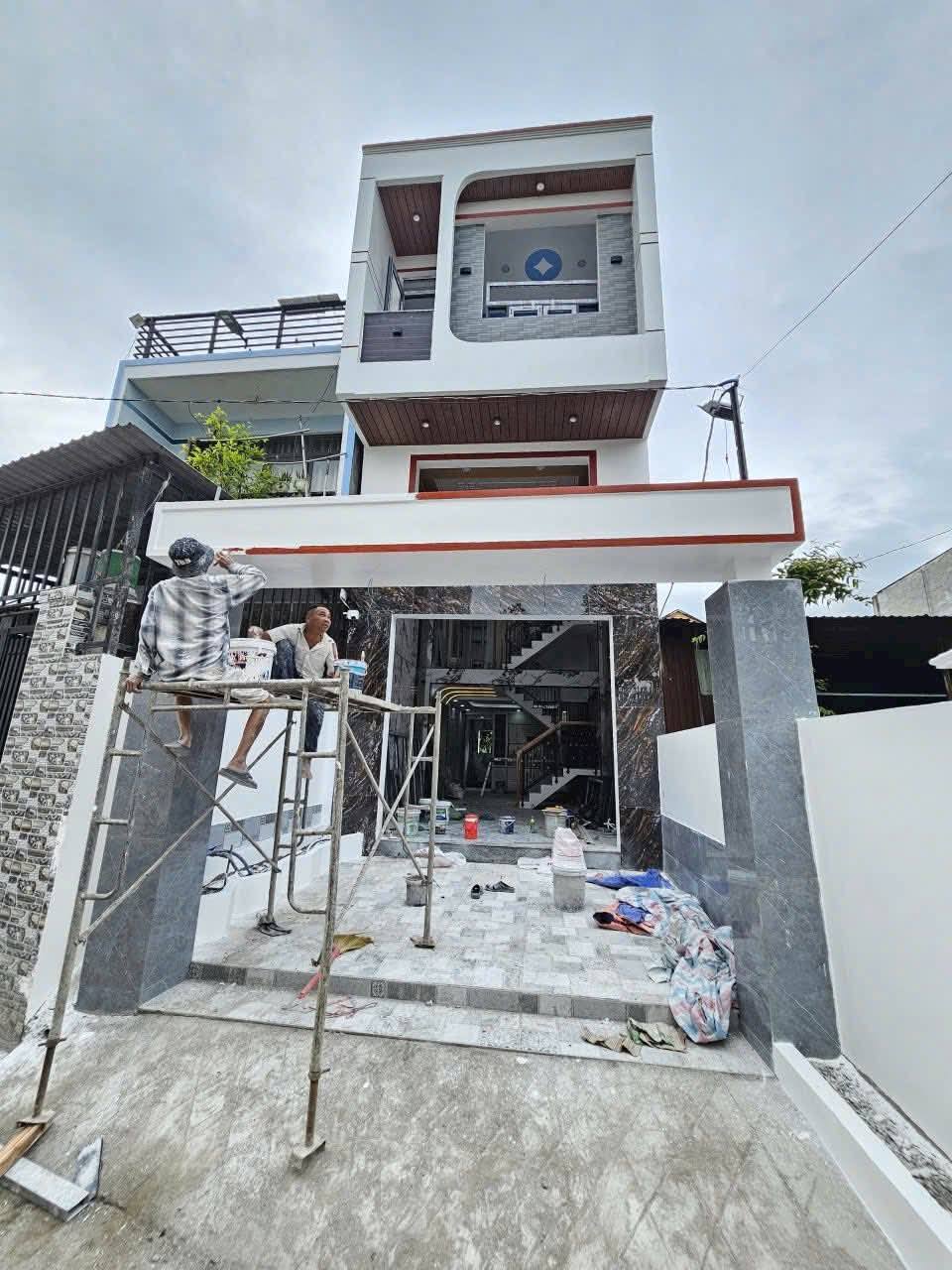 Nhà 1 trệt 1 lầu 1 lửng đang hoàn thiện, gần làng Đại Học Dĩ An