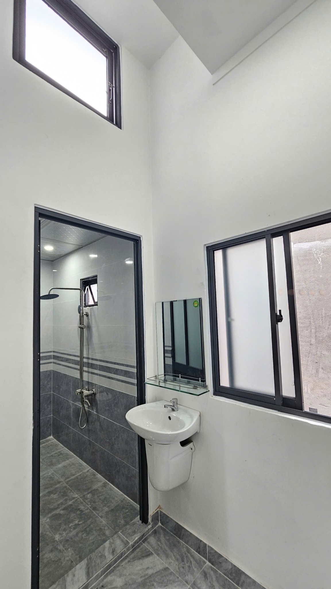 Nhà gác lửng 3 phòng ngủ, sân xe hơi, gần chợ Tân Bình, an cư đầu tư lý tưởng