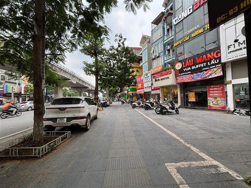 Tọa lạc tại vị trí đắc địa trên mặt phố Hồ Tùng Mậu, trái tim sôi động của quận Cầu Giấy