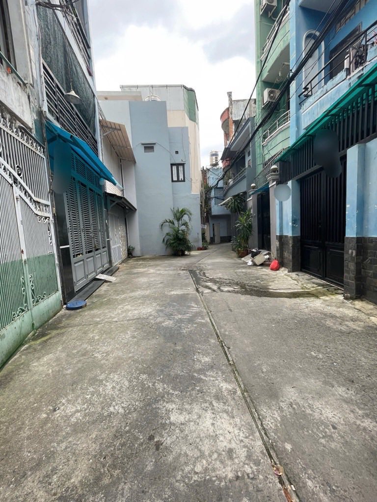 Nhà phố 1 trệt 1 lầu tọa lạc tại vị trí đắc địa trên đường Trần Văn Quang, Quận 5, thành phố Hồ Chí Minh