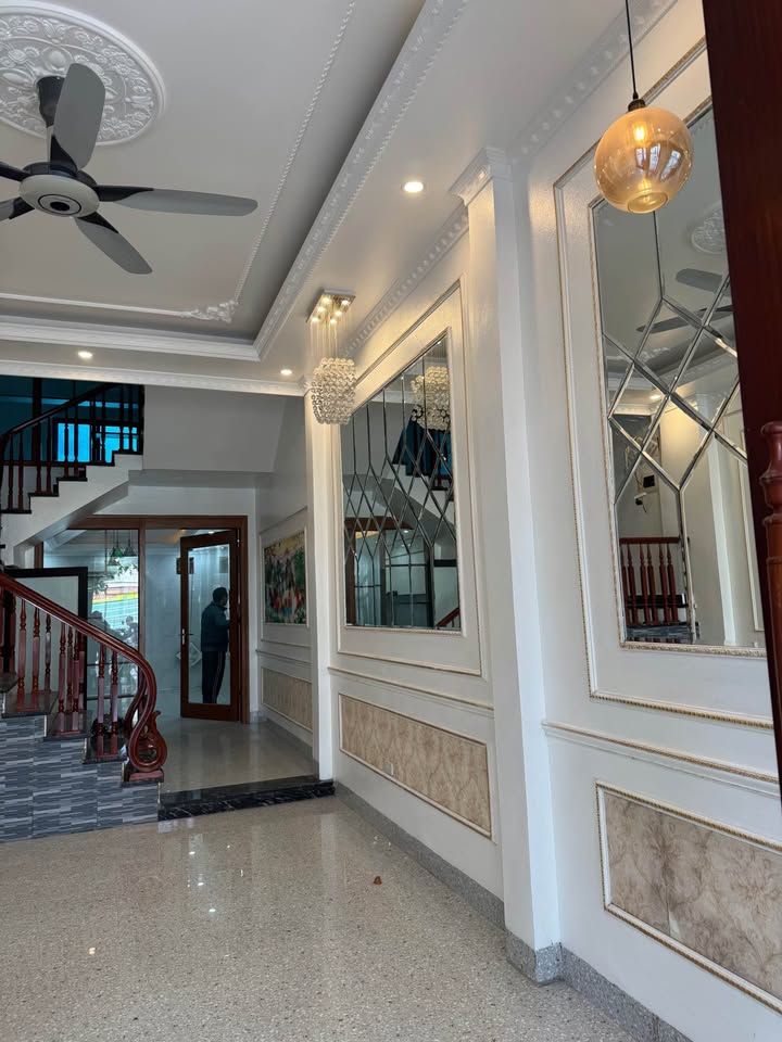 Nhà đẹp mê ly, view hồ mát rượi quanh năm, ngay mặt hồ sượt tại khu phố Thanh Bình, thành phố Hải Dương đang chờ chủ nhâ