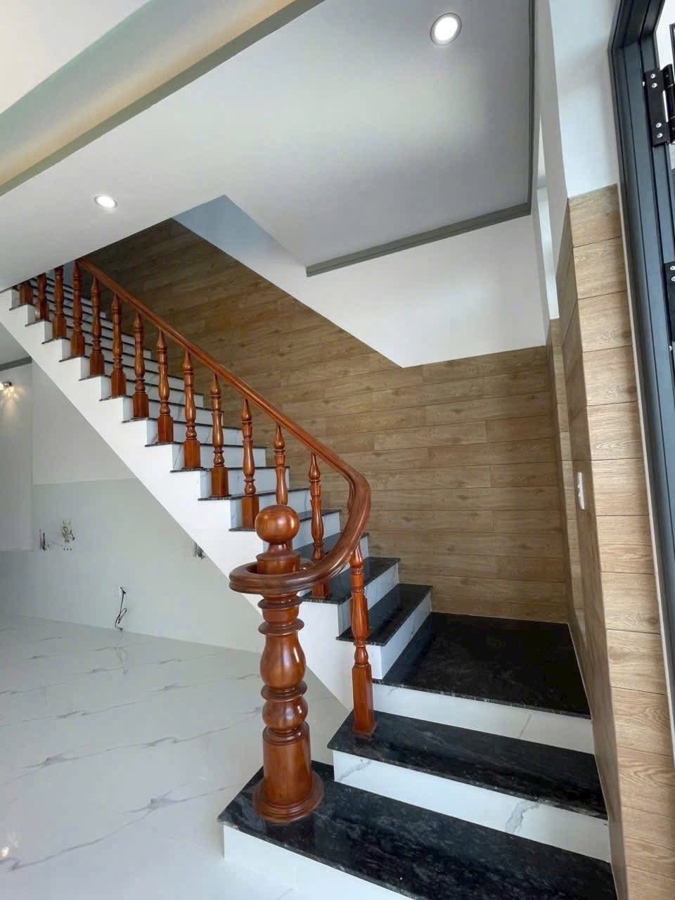 Nhà mới 1 trệt 1 lầu ngay Long Điền, x20m, 2,7 tỷ