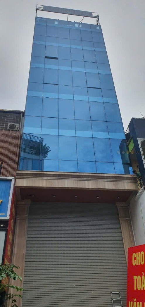 Tọa lạc tại vị trí đắc địa trên con phố Nguyễn Chí Thanh sầm uất, Chùa Láng, Hà Nội