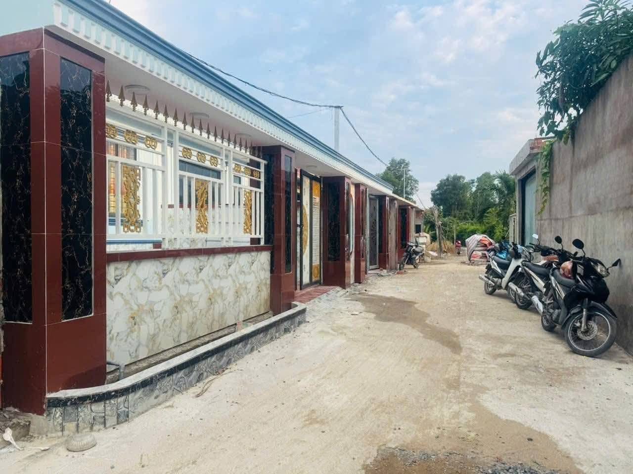 Nhà cấp 4 'xịn sò' 2 căn, giá 'hời' như cho, sổ hồng sẵn sàng, đường xe hơi tới nhà