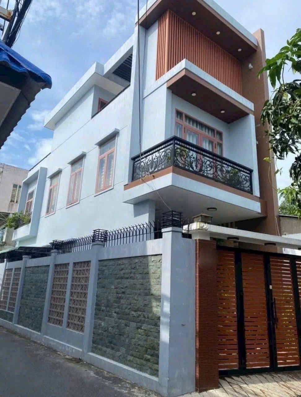 Căn nhà sở hữu hai mặt tiền đường, mang đến sự thông thoáng và thuận tiện tối đa