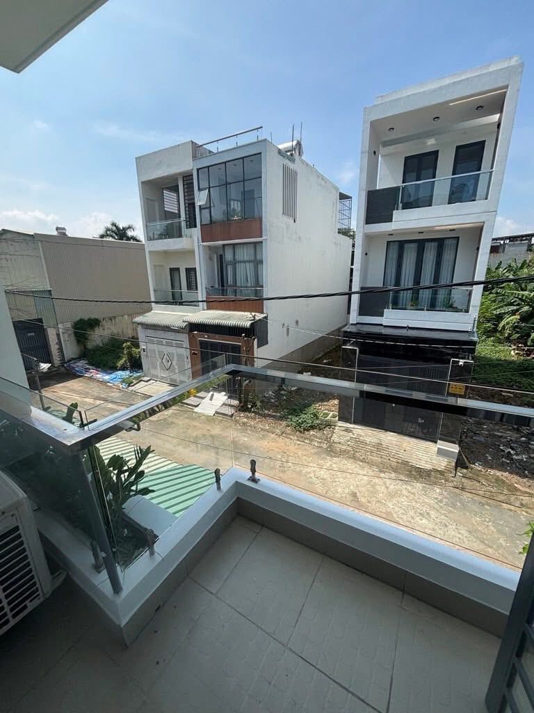 Nhà 3 tầng Long Trường, ngang 4m, hẻm ô tô 7m, giá hời như mơ