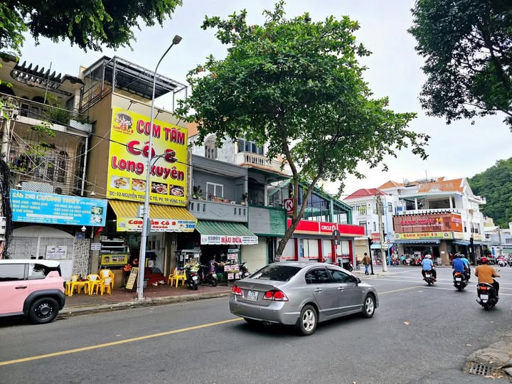 Nhà mặt tiền hái ra tiền Nguyễn Trường Tộ, Vũng Tàu, 74m2, 3 lầu, 13,8 tỷ, du khách xếp hàng