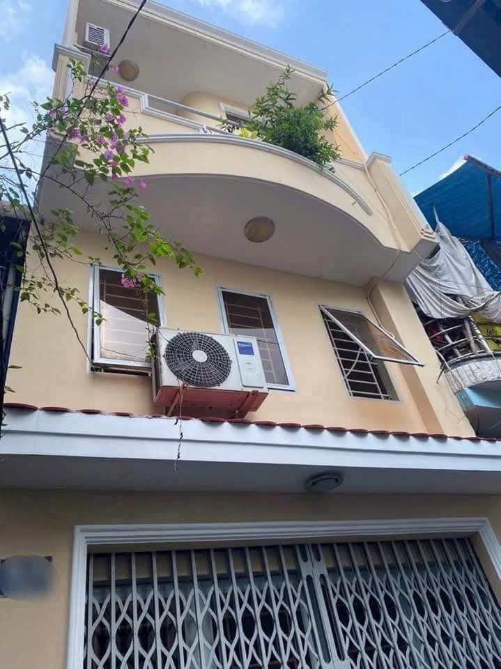 Nhà phố 1 trệt, 2 lầu, 1 sân thượng tọa lạc tại hẻm 3m thông đường Lê Quang Định