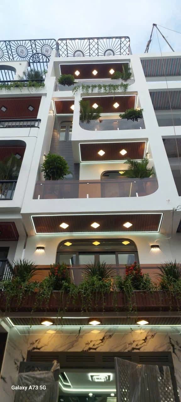 Nhà 4m x 20m 4 phòng ngủ, xây mới tinh, tặng full nội thất, 7,8 tỷ chốt