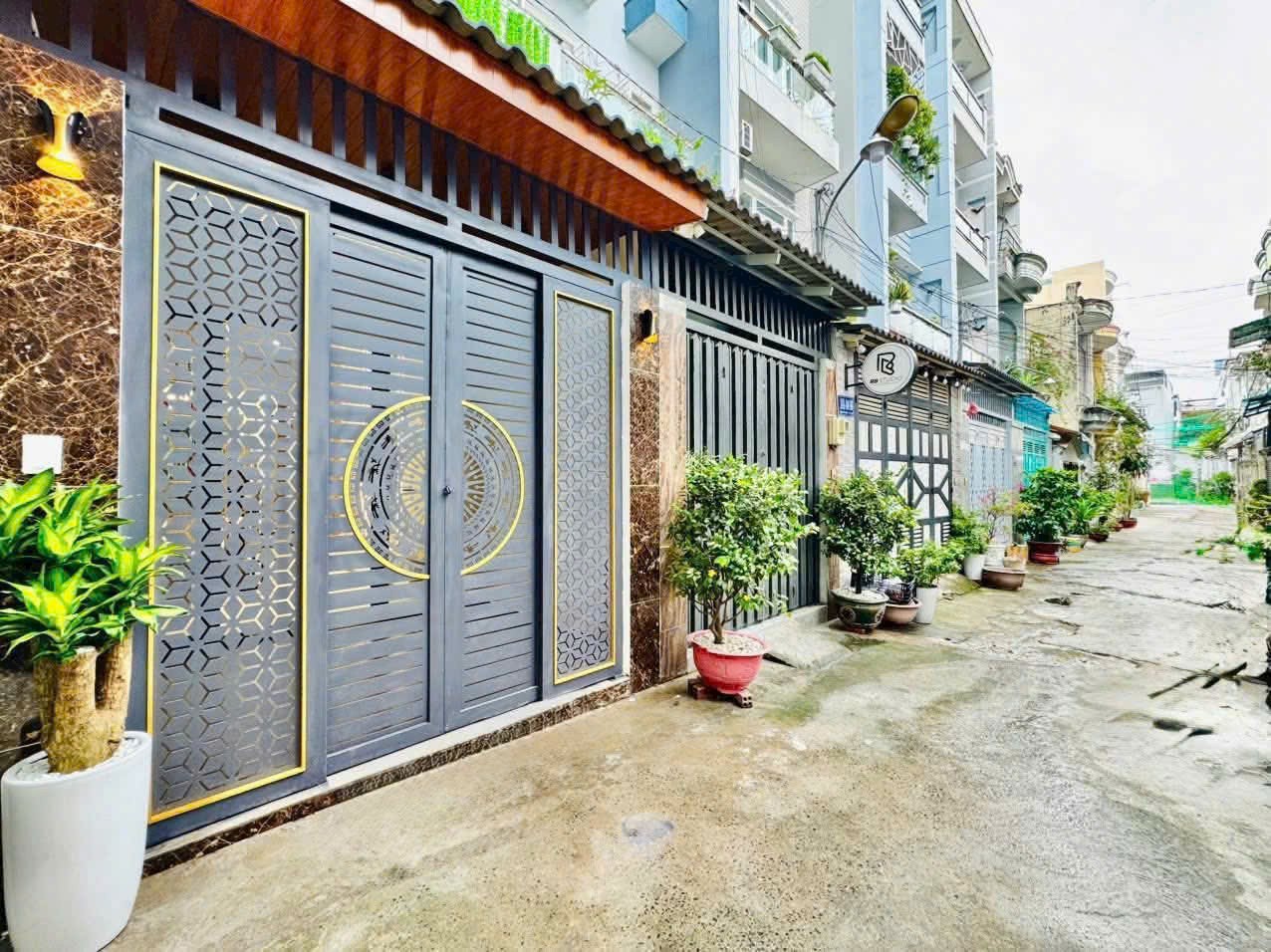 Nhà nở hậu Gò Vấp - Ô tô đậu cửa, 3 tầng lầu, 4 phòng ngủ, giá chỉ 7.45 tỷ