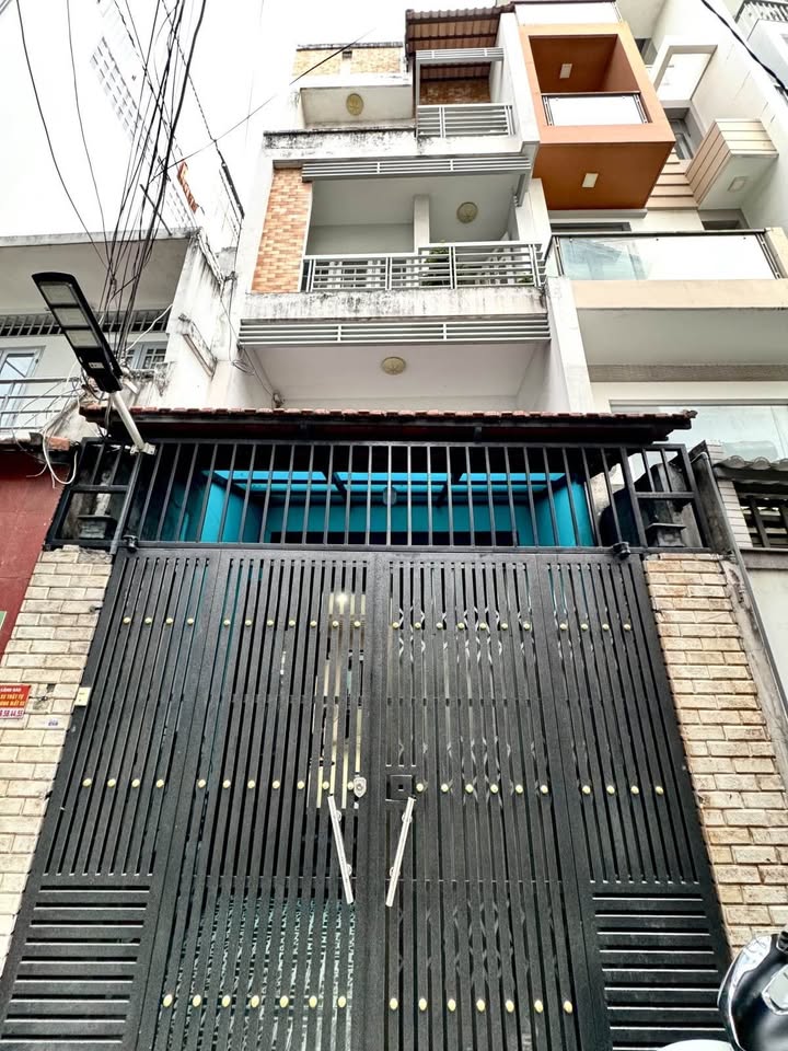 Tọa lạc tại vị trí đắc địa, sát mặt tiền đường Lê Văn Sỹ sầm uất, Quận Phú Nhuận