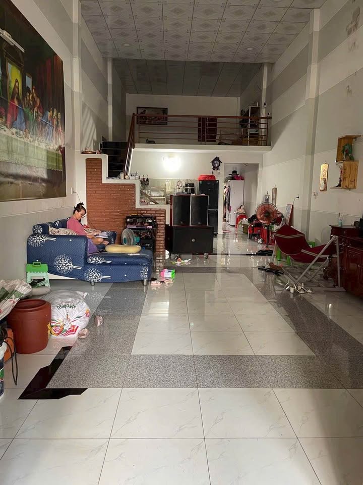 Chào bạn, chúng tôi đang có một căn nhà gác lửng cực kỳ hấp dẫn nằm ngay kế bên trường tiểu học Chánh Phú Hòa