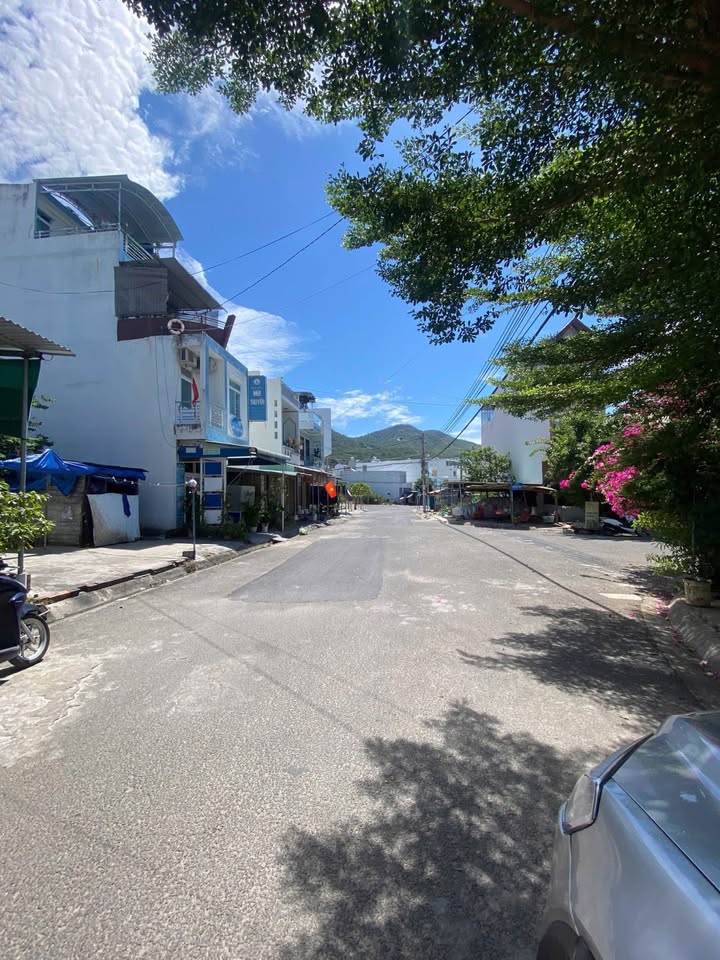 Nhà 3 tầng mặt tiền 13m, hướng Đông Nam, gần biển Nha Trang 6 tỷ