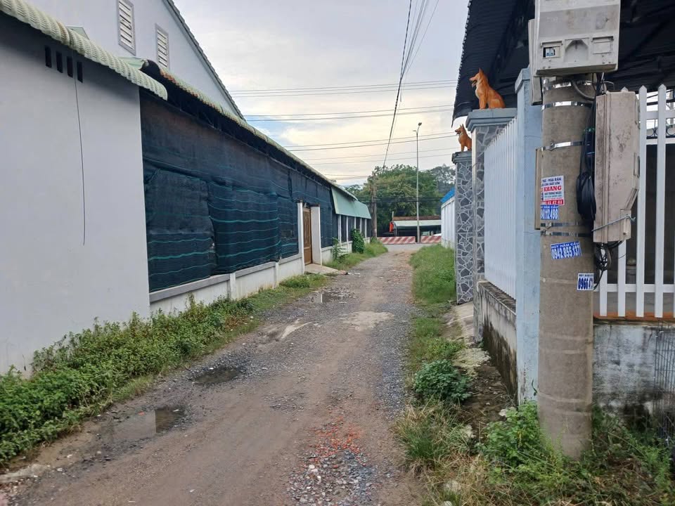 Cần bán gấp căn nhà tọa lạc tại vị trí đắc địa gần trạm điện Trảng Bàng