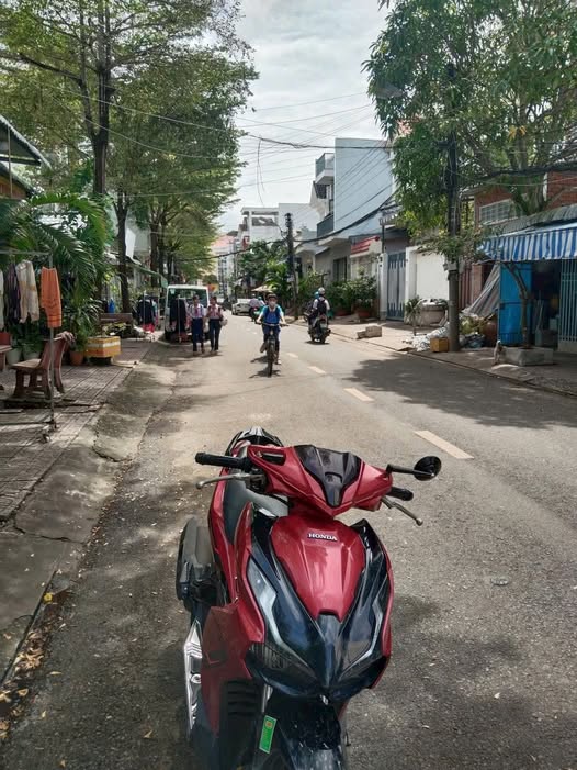 Nhà 1 trệt 1 lầu, ngang 4.2m, dài 20m, hướng Tây, gần chợ, trường học