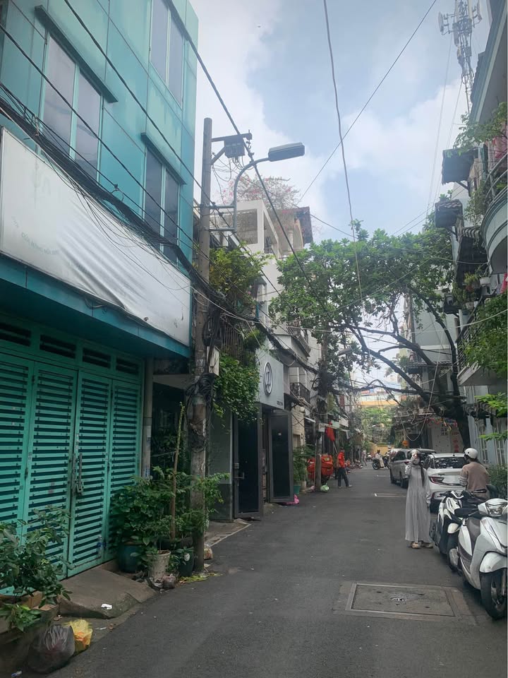 Bán nhà hẻm 8m đường Trường Sa, Phú Nhuận, gần mặt tiền, sổ vuông vức, giá 15,2 tỷ