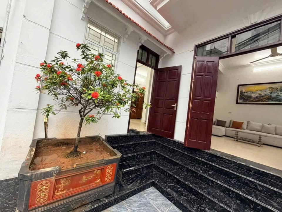 Bán gấp căn nhà 3 tầng siêu đẹp, 2 mặt tiền cực thoáng tại trục chính phố Đồng Tum