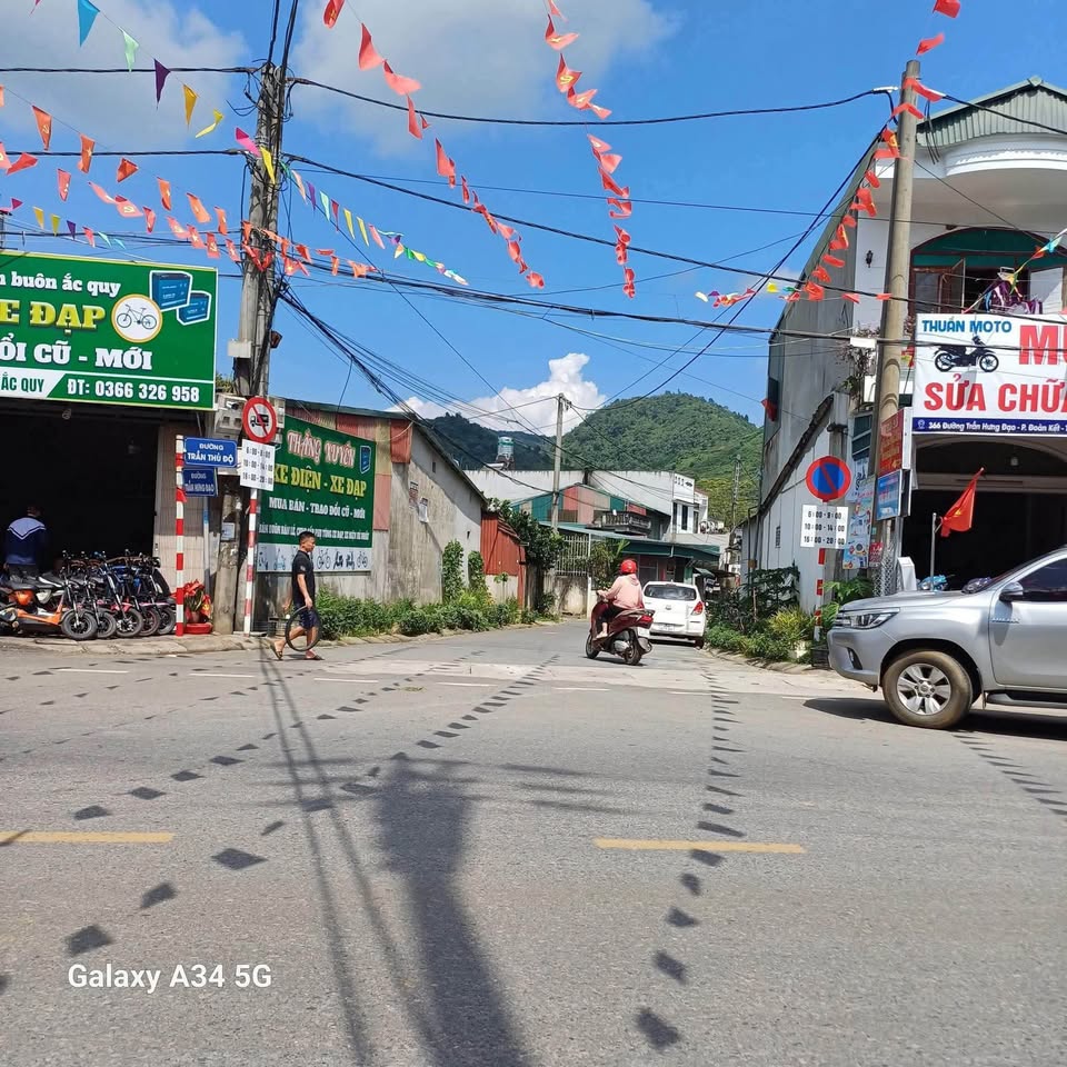 Bán nhà cấp 4 hai mặt tiền, 110m2, đường Trần Thủ Độ, thành phố Lai Châu