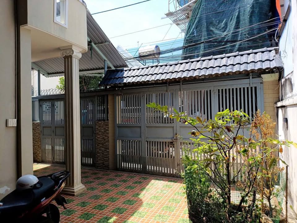 Ngôi nhà 2 phòng ngủ ven biển Vũng Tàu, có sân vườn và hồ cá Koi, giá thuê 8 triệu/tháng