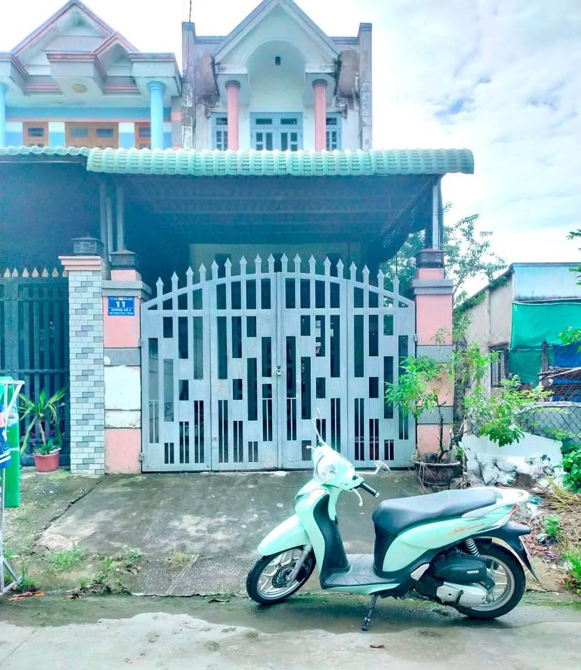 Nhà 4m x 22,8m, 4 phòng ngủ, sổ hồng thổ cư, 2,3 tỷ tại khu dân cư Tân An, Thủ Dầu Một