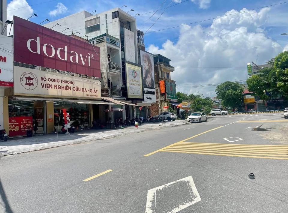 Nhà mặt phố sở hữu vị trí đắc địa trên đường Lê Hoàn, với diện tích 260m2 và mặt tiền rộng 9.6m