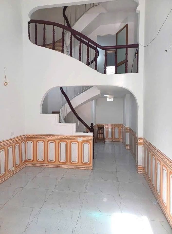 Nhà 3 tầng mặt chợ Trần Nhật Duật, ừa ở, vừa buôn bán, ô tô đỗ cửa