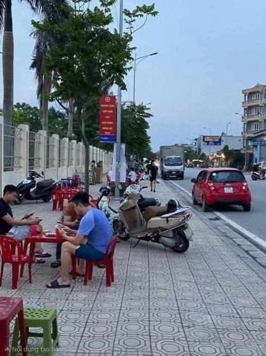 Siêu phẩm nhà 3 tầng mặt đường Ngô Gia Tự, ngay cổng Đại học Công Nghiệp Hà Nội