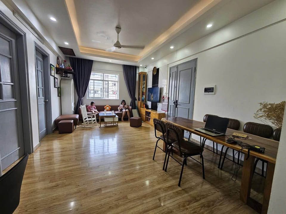 Chung cư Pháp Vân, 60m², 2 phòng ngủ, ban công, lô góc, kinh doanh sầm uất