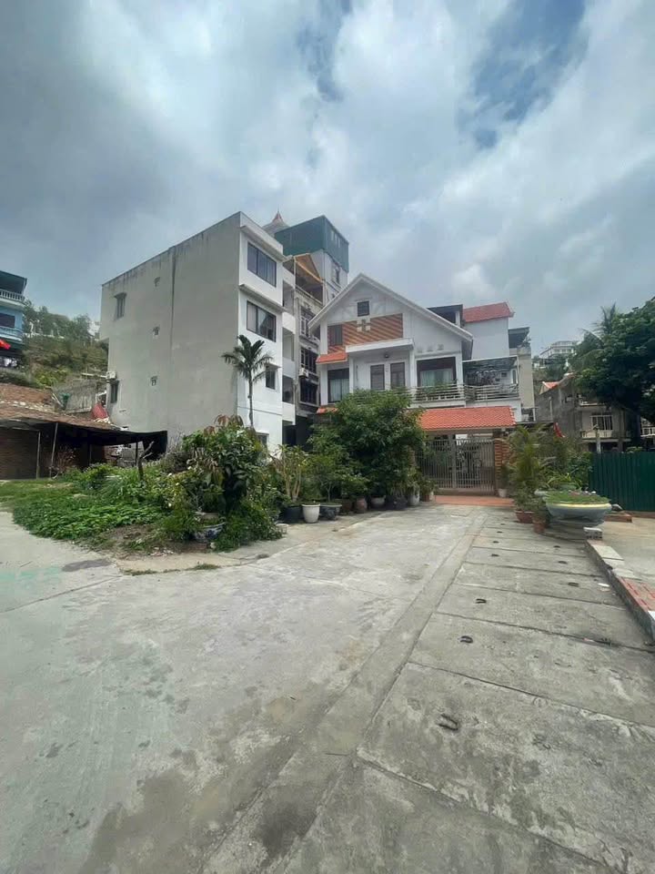 Bán đất 136.5m2, 2 mặt đường, ô tô đỗ cửa, cạnh sân vườn Cái Dăm, Hạ Long