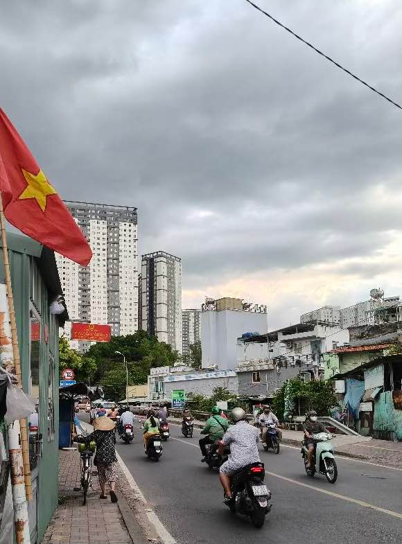 Nhà 2 tầng kiên cố, có 2 phòng ngủ, 2 nhà vệ sinh, diện tích sử dụng 40m2