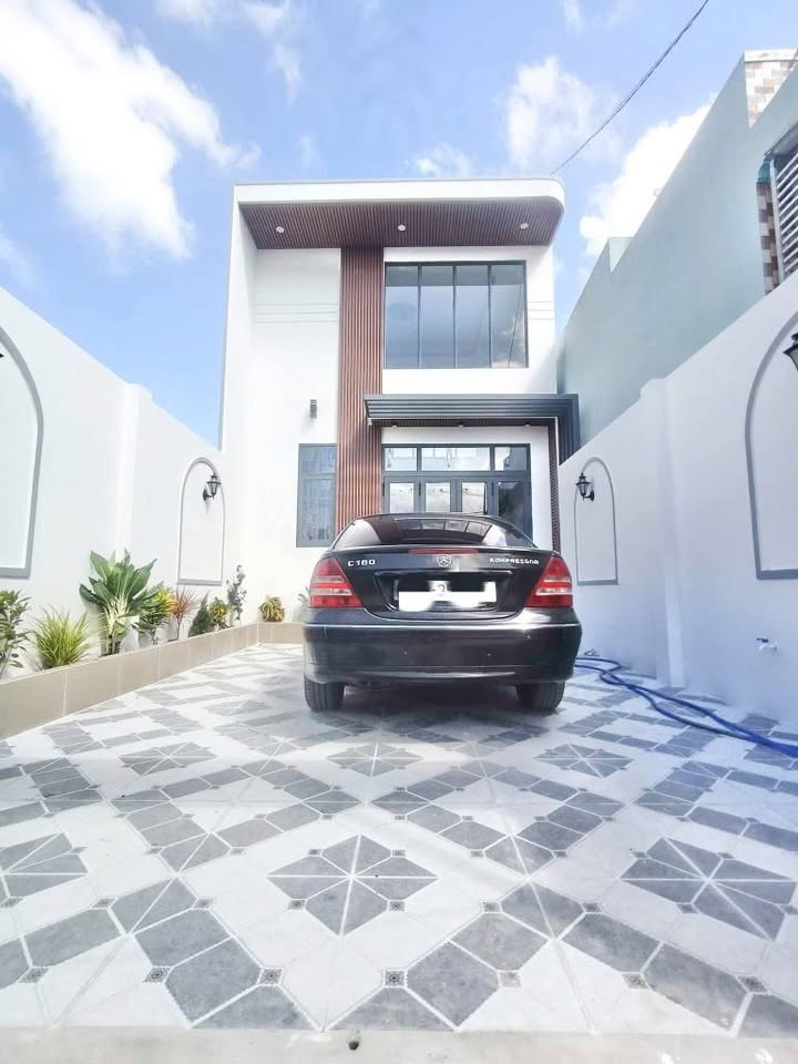 Nhà 1 trệt 1 lửng 3 ngủ, 2 vệ sinh, sân ô tô tại Tân An, Long An - Giá 2.3 tỷ