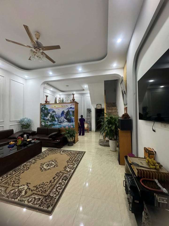 Nhà 3,5 tầng cực xịn gần chợ đầu mối Thanh Hóa, ô tô vô tư, giá hời bất ngờ