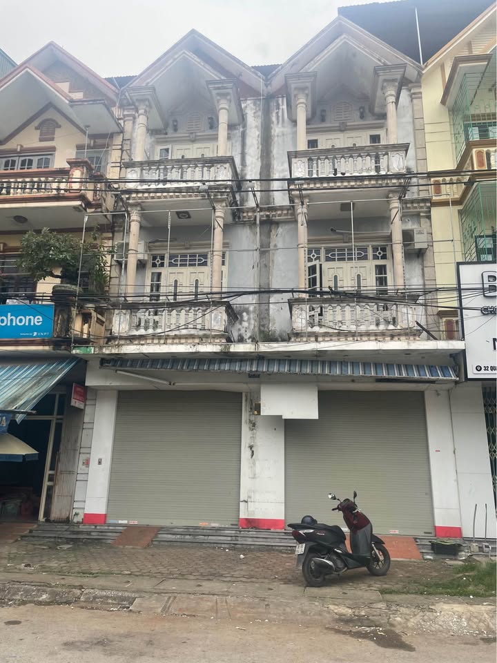 Ngôi nhà sở hữu diện tích 120m², kết cấu 3 tầng kiên cố, hướng Đông