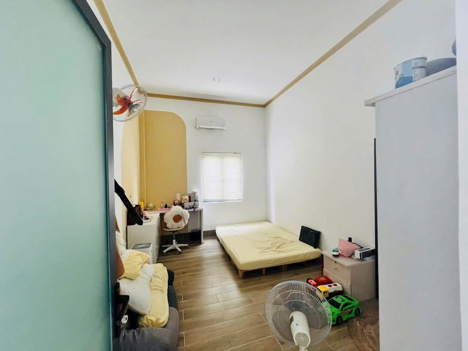 Ngôi nhà sở hữu hướng Đông, mang đến luồng sinh khí tươi mới và ánh sáng tự nhiên chan hòa mỗi ngày