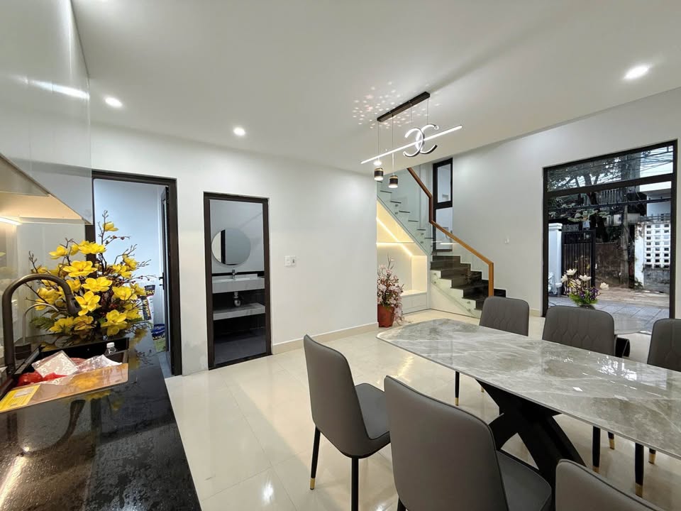 Siêu phẩm nhà đẹp, cao ráo tọa lạc tại vị trí trung tâm thành phố Huế, thuộc kiệt 227 đường Trần Phú, thông ra Phan Bội