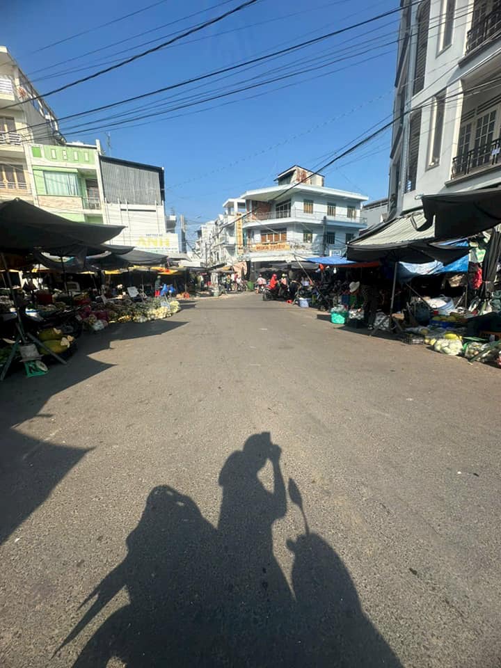 Tọa lạc tại vị trí đắc địa trên đường Nguyễn Trãi nối dài, phường Mỹ Long cũ