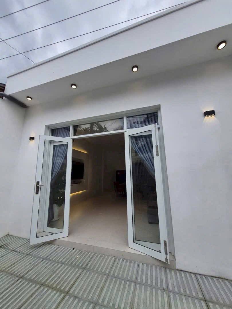 Nhà mới xây mặt tiền đường Âu Cơ, đối diện Khách Sạn Việt Úc, gần bến Du Thuyền