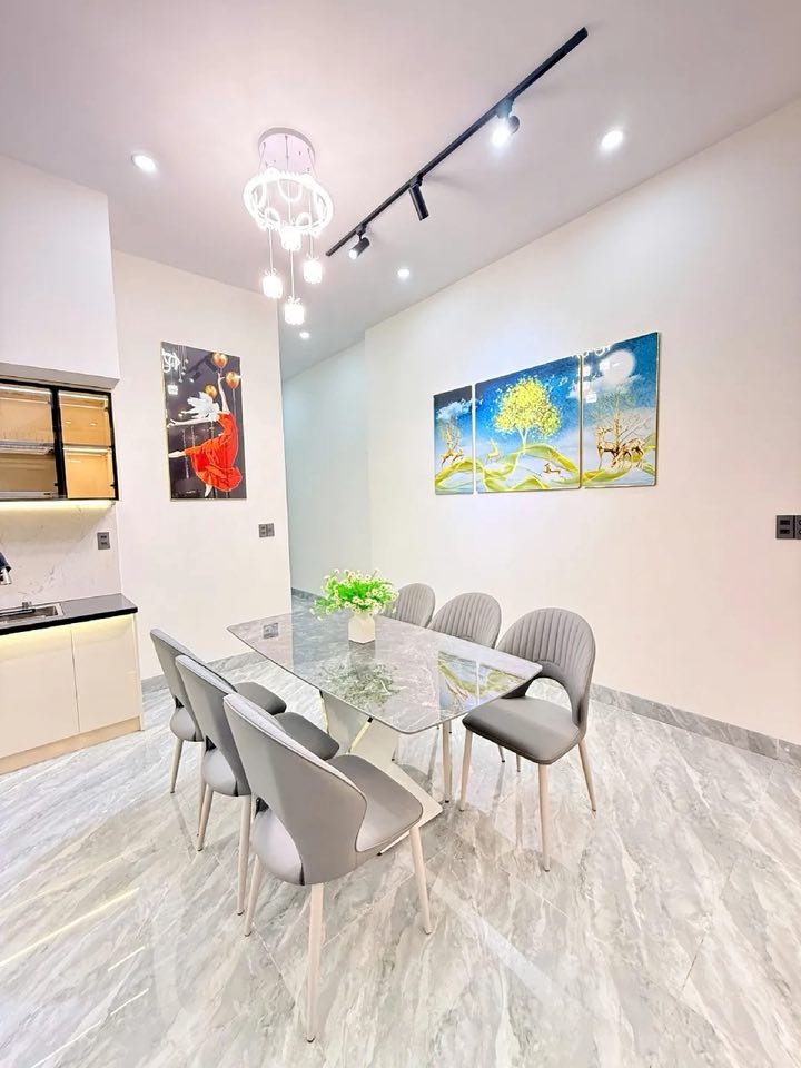 Tọa lạc tại vị trí đắc địa, căn nhà 2 tầng mới xây này mang vẻ đẹp hiện đại và đầy đủ tiện nghi, sẵn sàng đón chủ nhân m