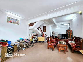 Tọa lạc tại vị trí đầu ve đắc địa trên phố 1 Quảng Hưng, ngôi nhà 2,5 tầng này mang đến một không gian sống thoáng đãng